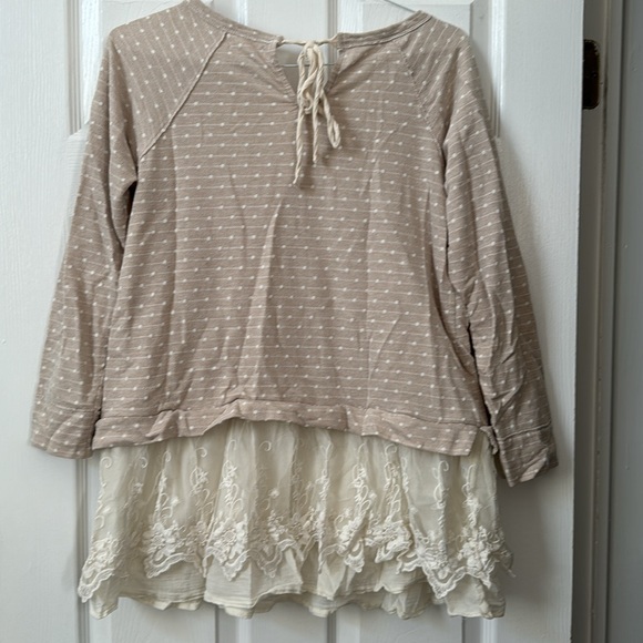 a’reve tunic style shirt with lace bottom detailing. Large. Beige with cream. - Picture 4 of 8